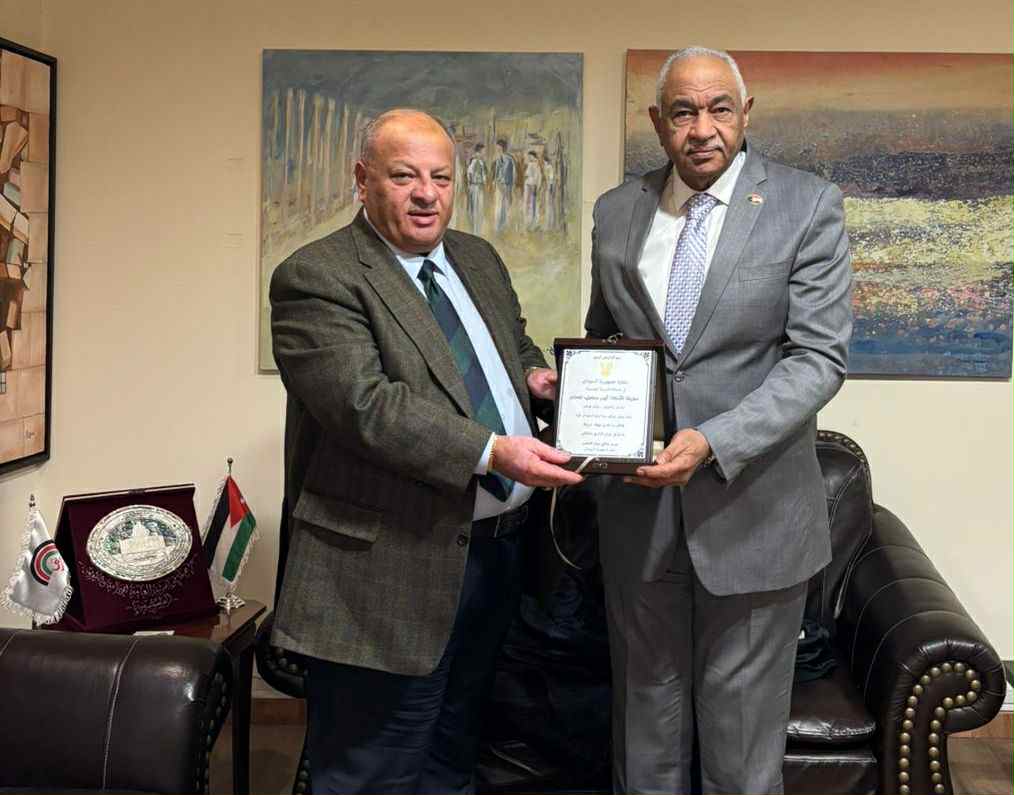السفير السوداني يلتقي سماوي ويكرّمه بدرع نظير جهوده في دعمه الدائم للثقافة والمثقفين