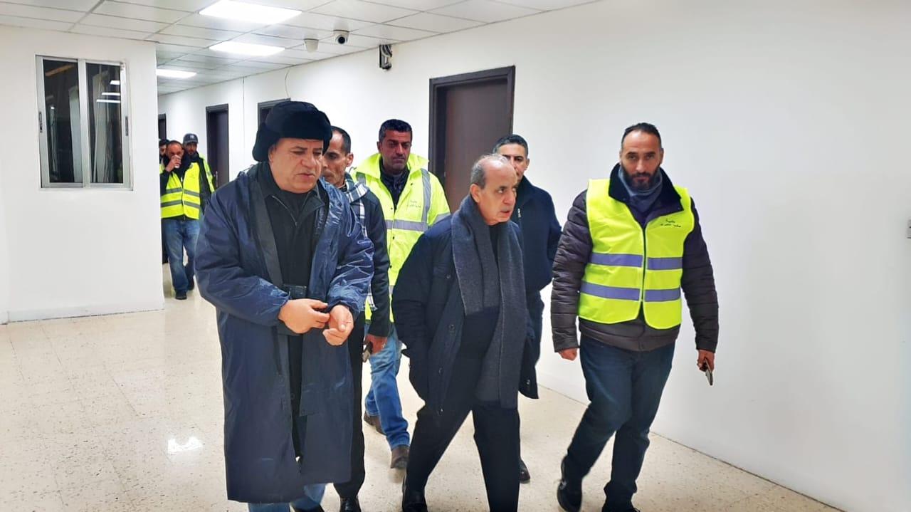 وزير الإدارة المحلية المهندس وليد المصري يتفقد غرفة العمليات في بلدية مادبا الكبرى  ويشيد بأداء العامليين