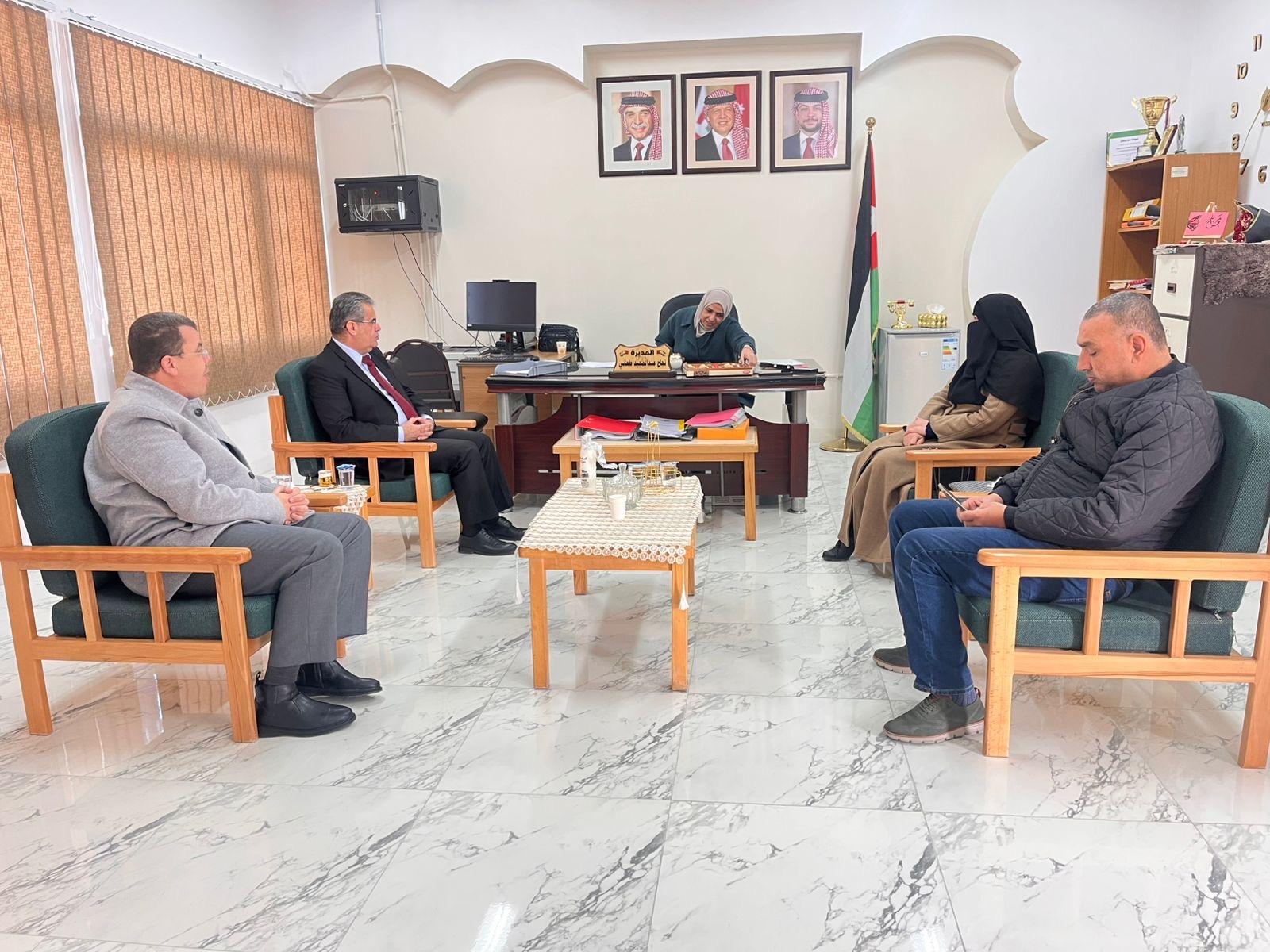 الجراح يتفقد سير العملية التعليمية في مدرسة جويرية