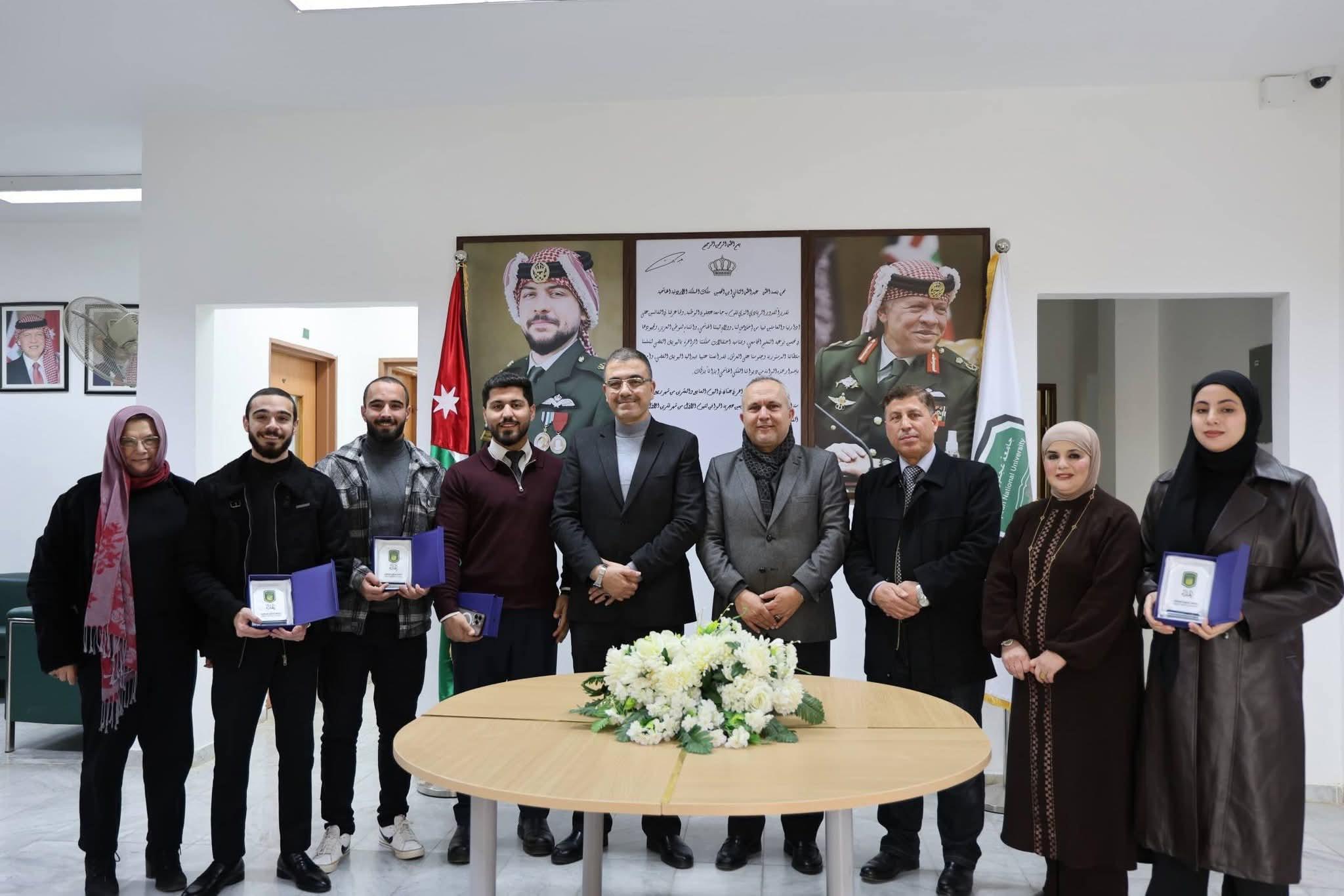 رئيس جامعة عجلون الوطنية يكرّم طلبة الجامعة المشاركين في بطولة المناظرات بجامعة آل البيت