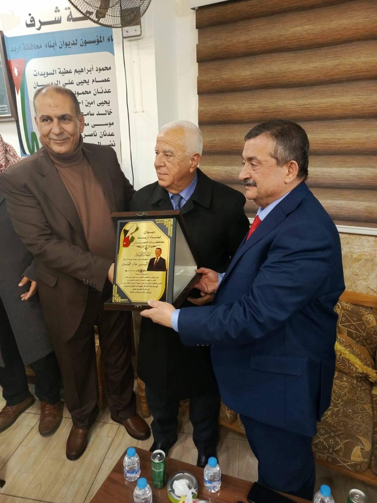 ديوان أبناء محافظة إربد في الزرقاء يكرّمون المهندس خالد الخشمان.