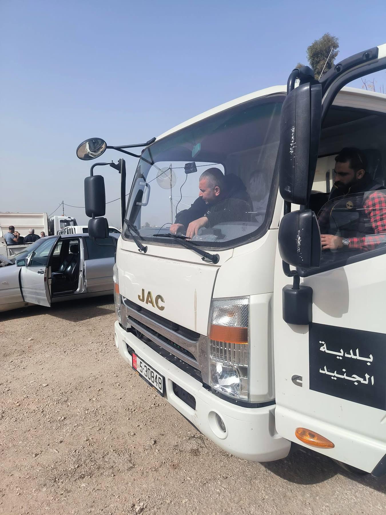 بلدية الجنيد: تركيب كاميرات على آليات البلدية لرصد مخالفات إلقاء النفايات