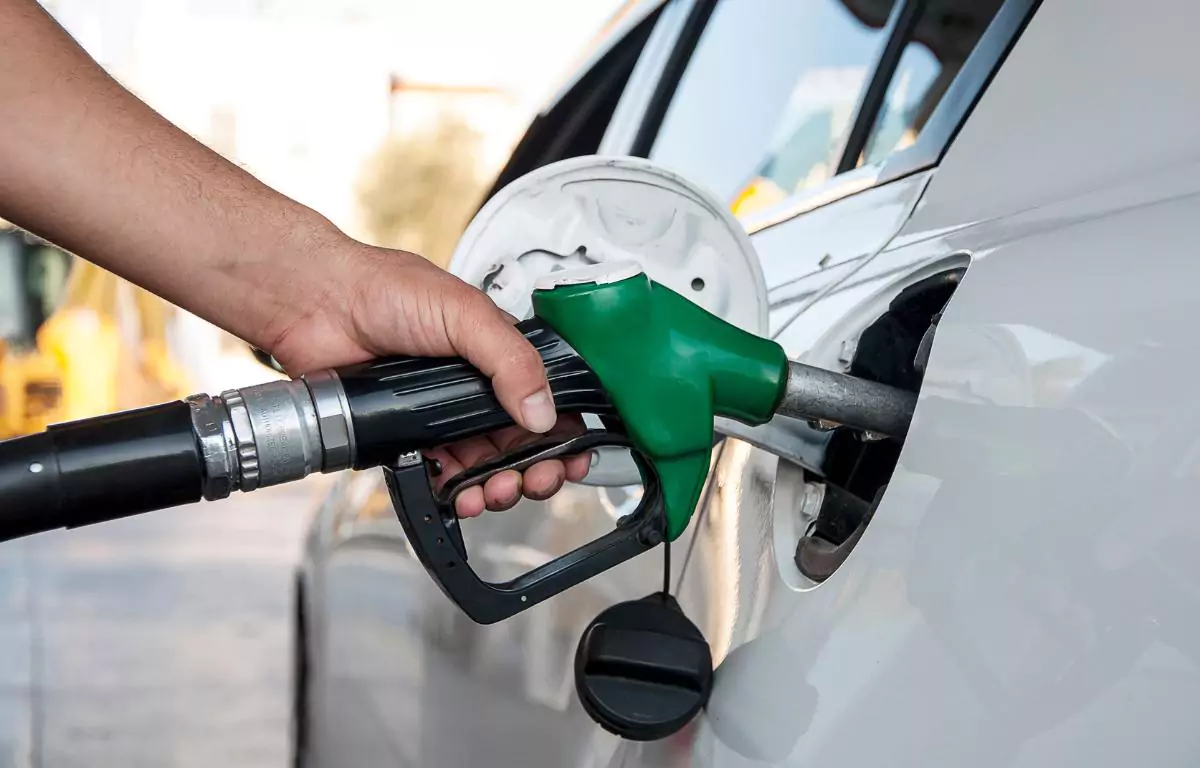 تخفيض أسعار البنزين قرشين للتر .. والكاز 4 قروش