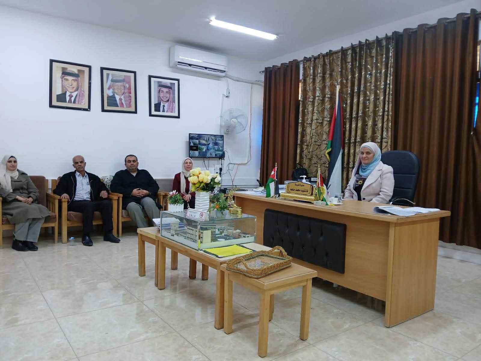 فريحات تترأس اجتماعًا تربويًا في مدرسة المنشية الثانوية للبنات