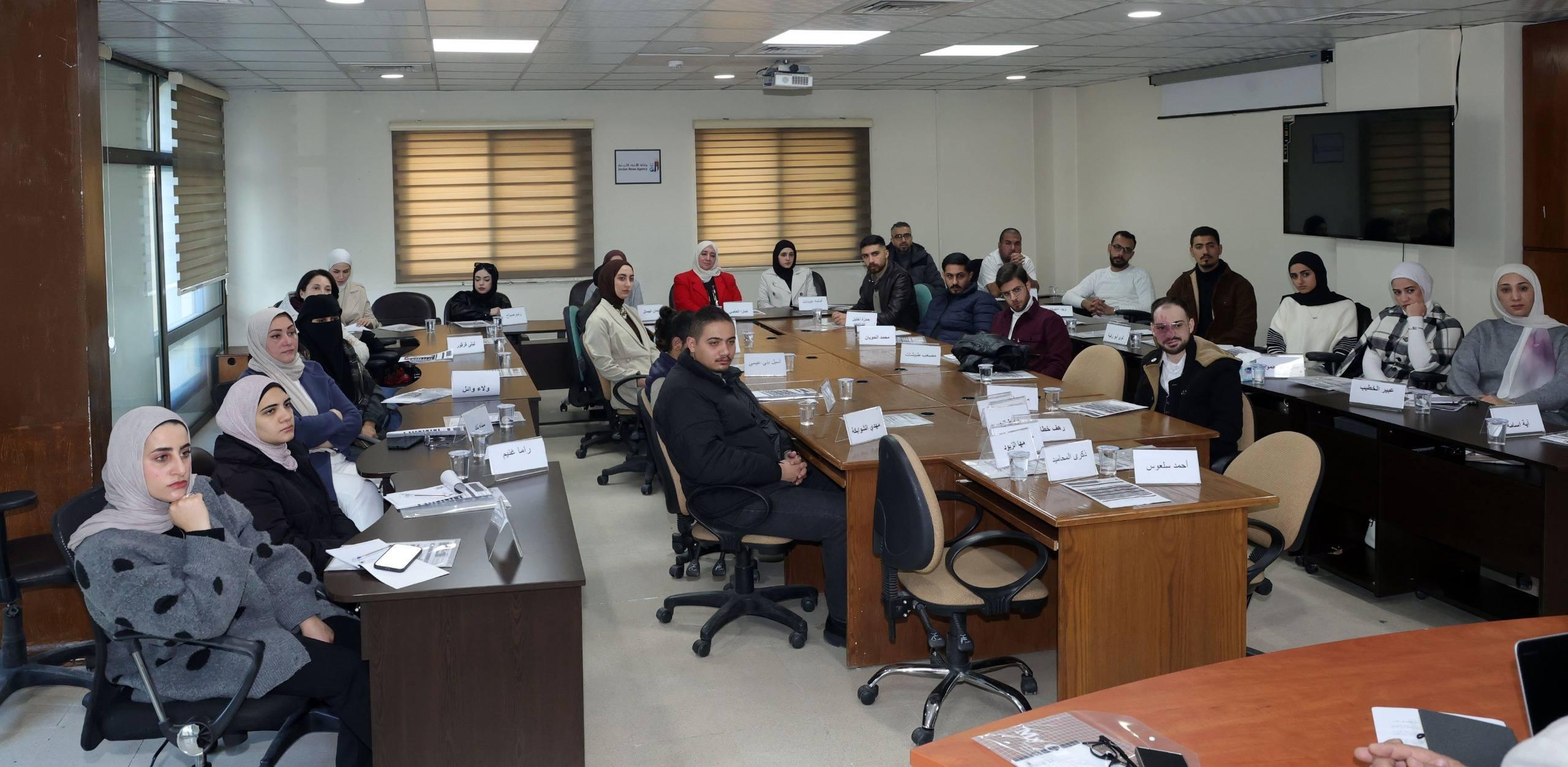 بدء دورة صحفية شاملة في 