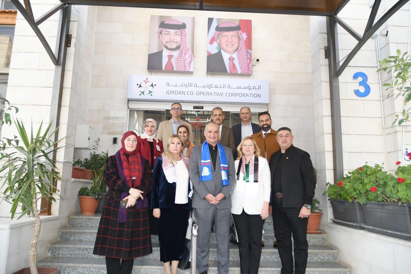 بحث تعزيز التعاون المشترك بين 