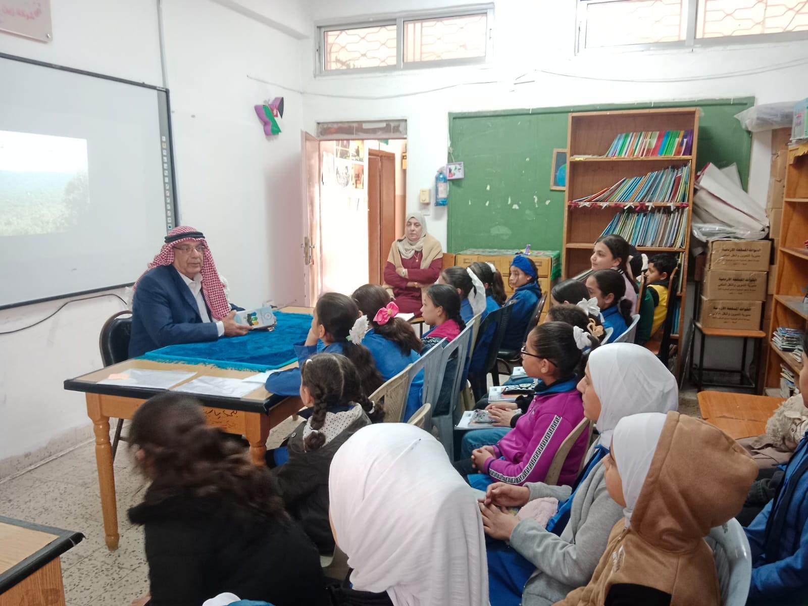 محاضرة توعوية بعنوان “الحد من ظاهرة الإلقاء العشوائي للنفايات” في مدرسة كفرالماء الاساسية للبنات / لواء الكورة.