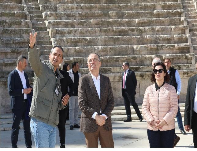 الرئيس الألباني يزور المدرج الروماني وجبل القلعة
