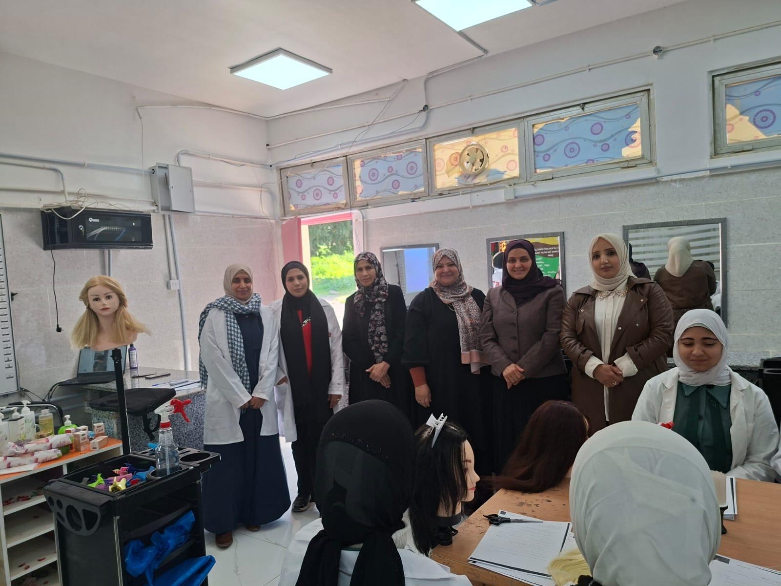فريحات ترعى افتتاح مشغل تدريبي لقص الشعر في مدرسة المشارع الثانوية للبنات