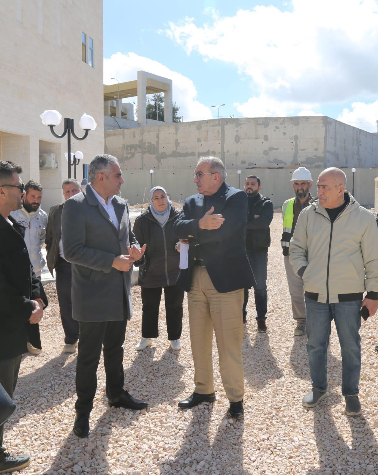 عجلون :وزير الأشغال يتفقد سير الأعمال في مشروع توسعة مستشفى الإيمان الحكومي