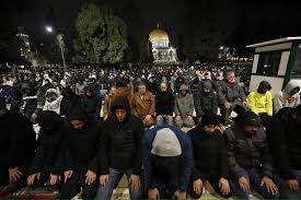 35 ألف مصل يؤدون صلاتي العشاء والتراويح في المسجد الأقصى