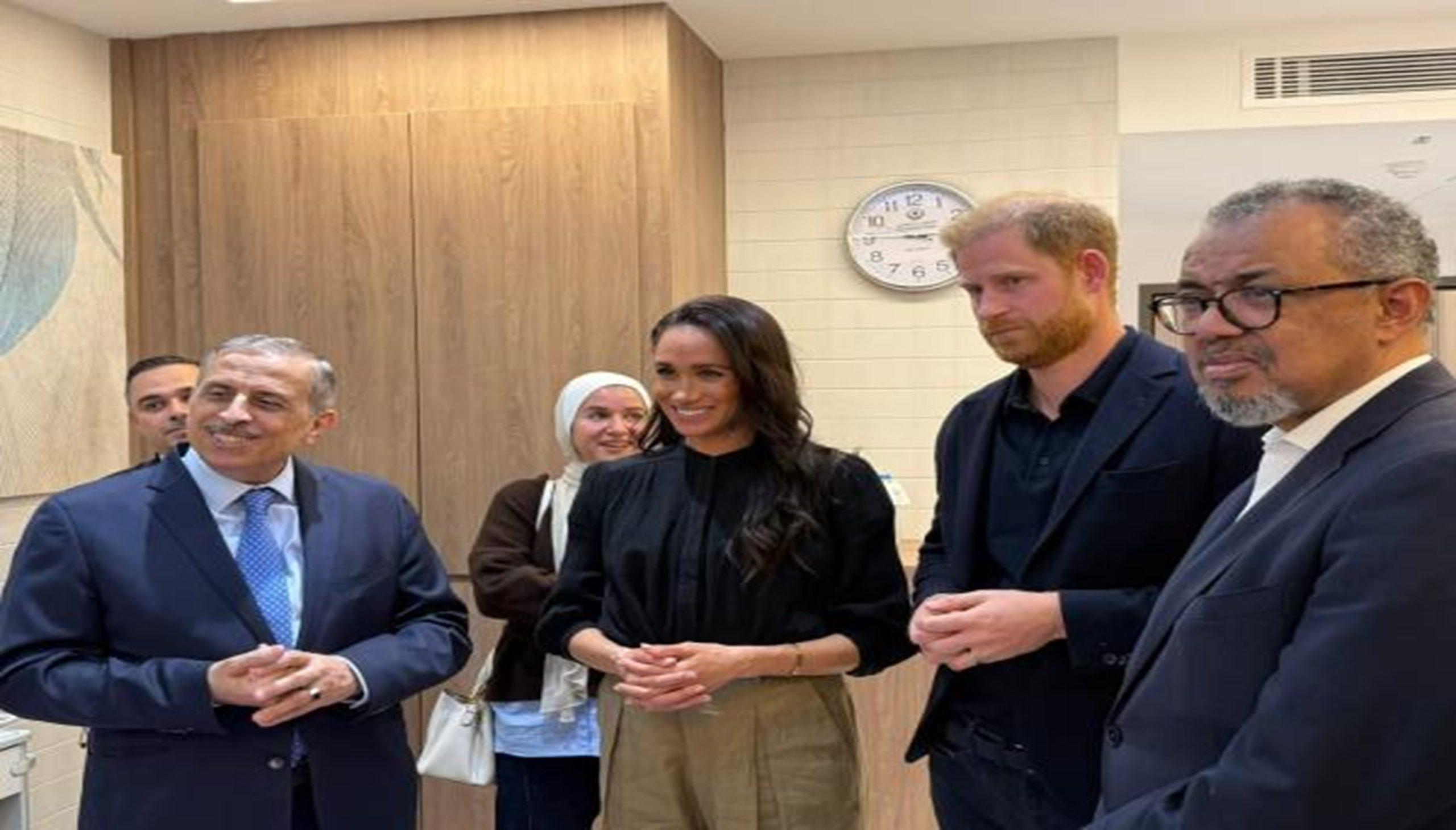 الأمير هاري وزوجته يزوران المستشفى التخصصي