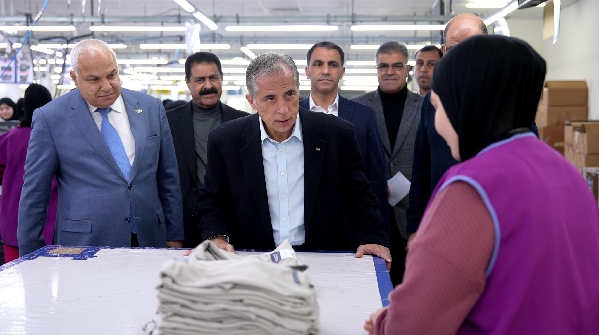 رئيس الوزراء يتفقد عدد من المواقع في عجلون