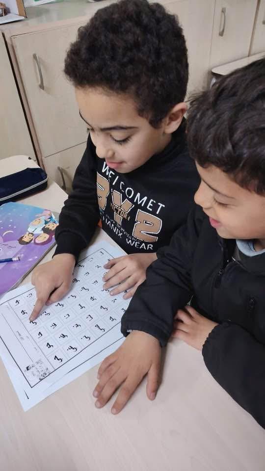 حطين الأساسية تطلق مبادرة “شريك التعلّم” لتعزيز التعاون بين الطلبة داخل الصفوف