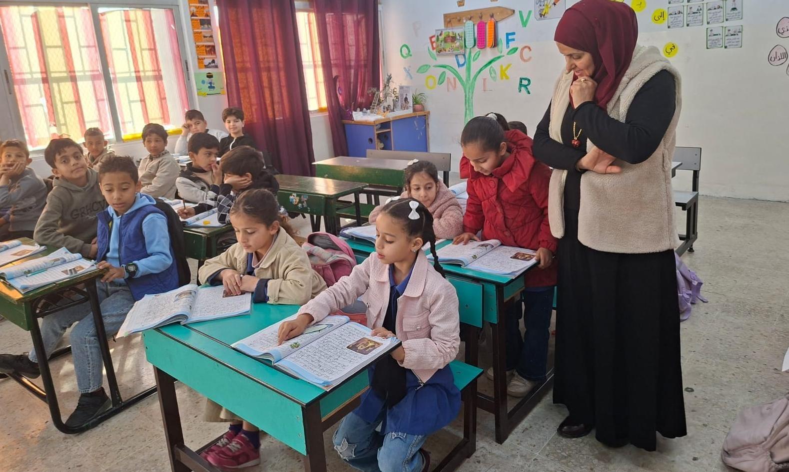 فريحات تتفقد سير العملية التعليمية في مدرسة عائشة بنت أبي بكر الأساسية