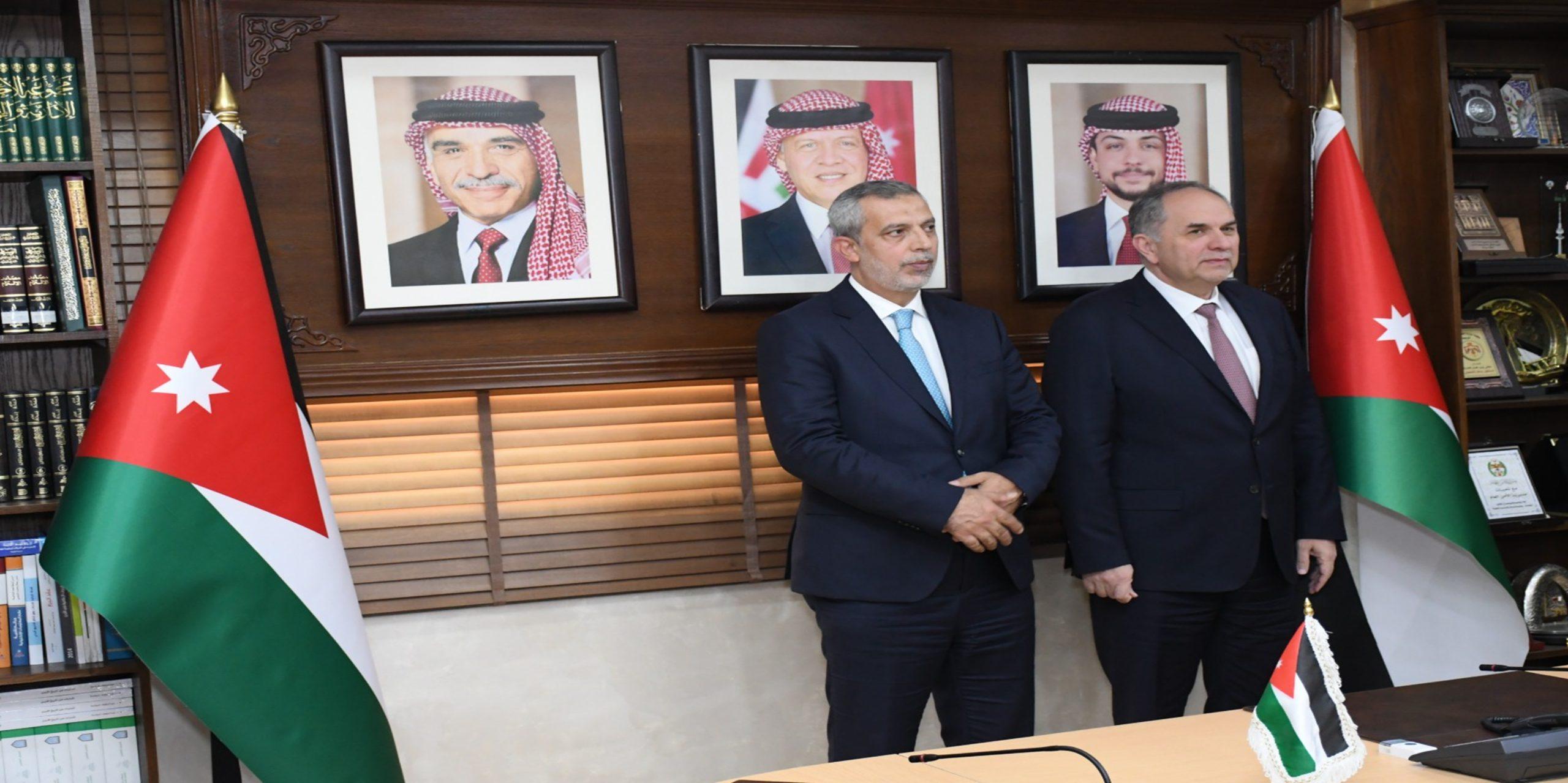 (42) محاميا يؤدون اليمين القانونية أمام وزير العدل