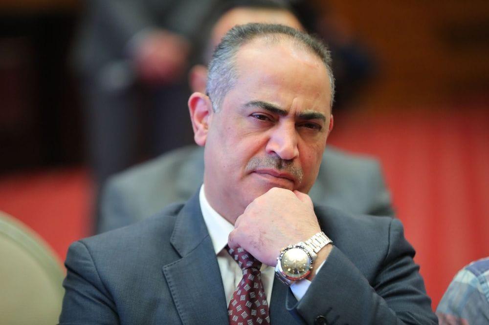 المومني يكتب: يساعد ويعين !