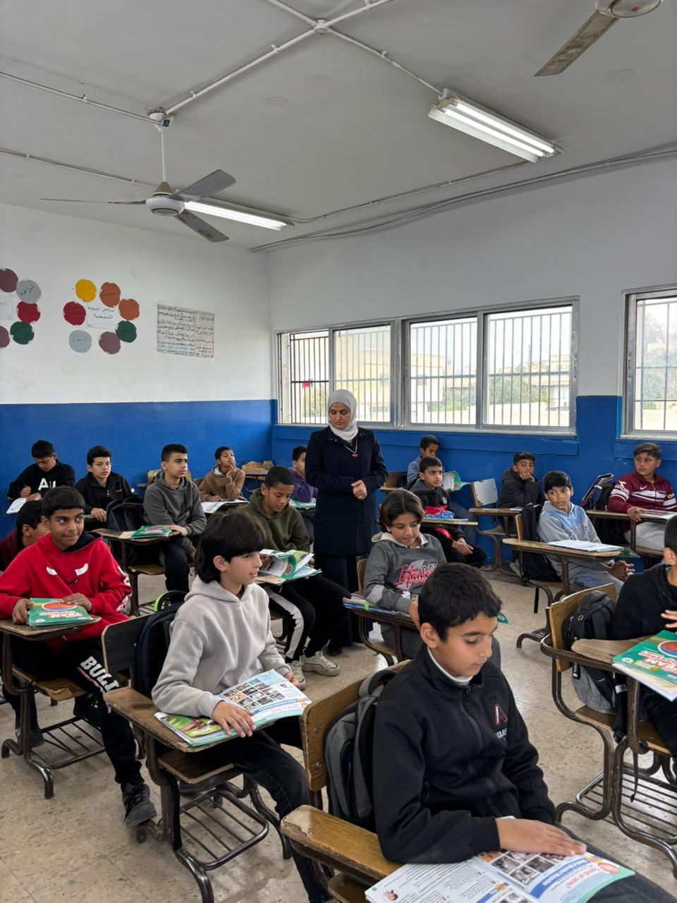 فريحات تزور مدرسة المنشية الأساسية للبنين وتتابع سير العملية التعليمية