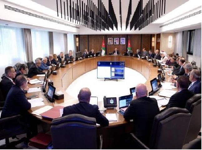 الحكومة تطلق برنامجًا لنقل طلبة المدارس الحكومية مجانًا