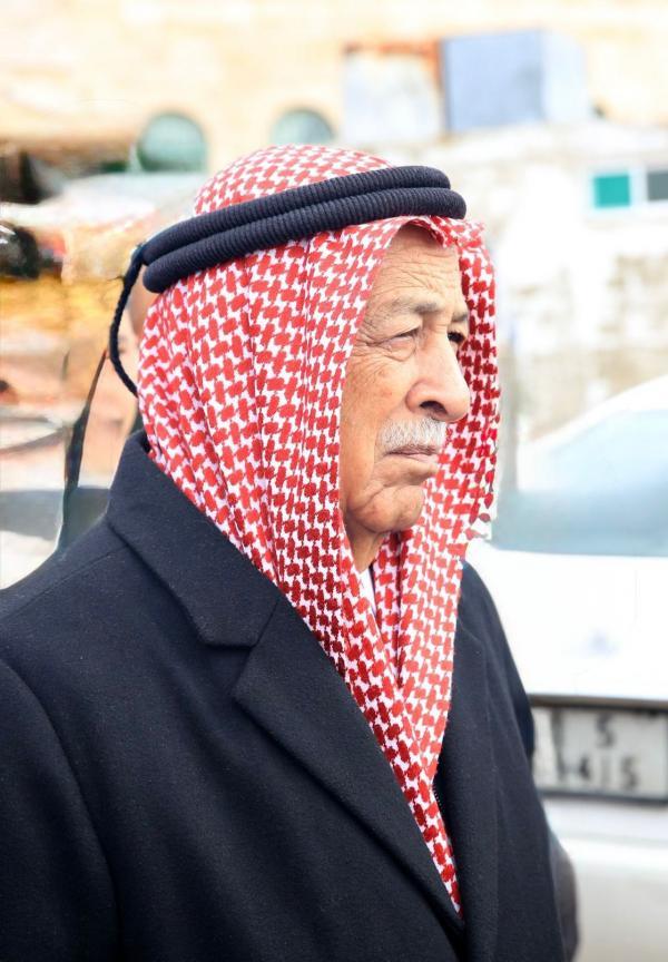 مندوبا عن الملك وولي العهد .. العيسوي يطمئن على صحة ضابط صف أُصيب بمداهمة أمنية