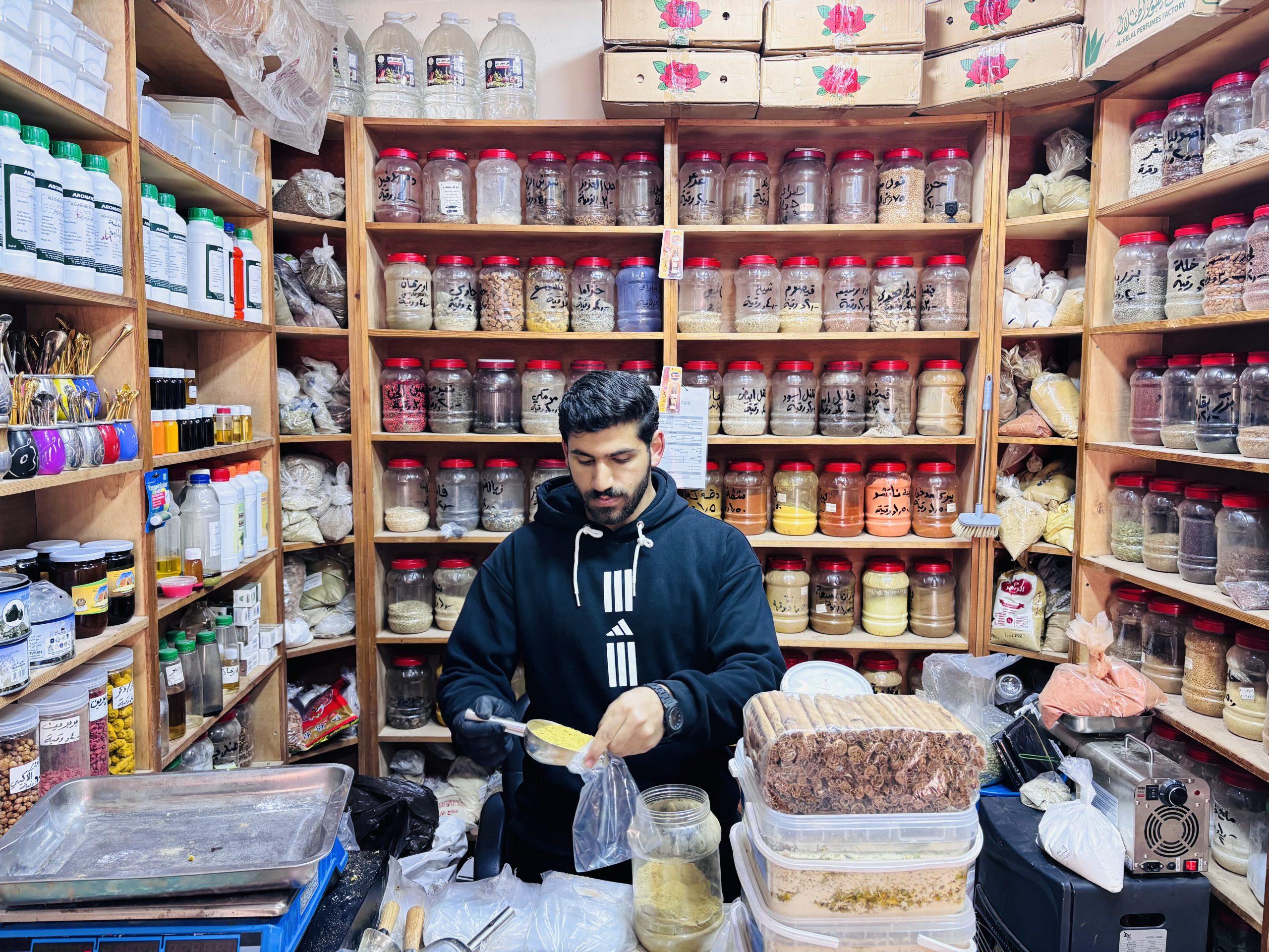 عجلون:  عائلة أبو كف تواصل مهنة العطارة منذ ثلاثينيات القرن الماضي