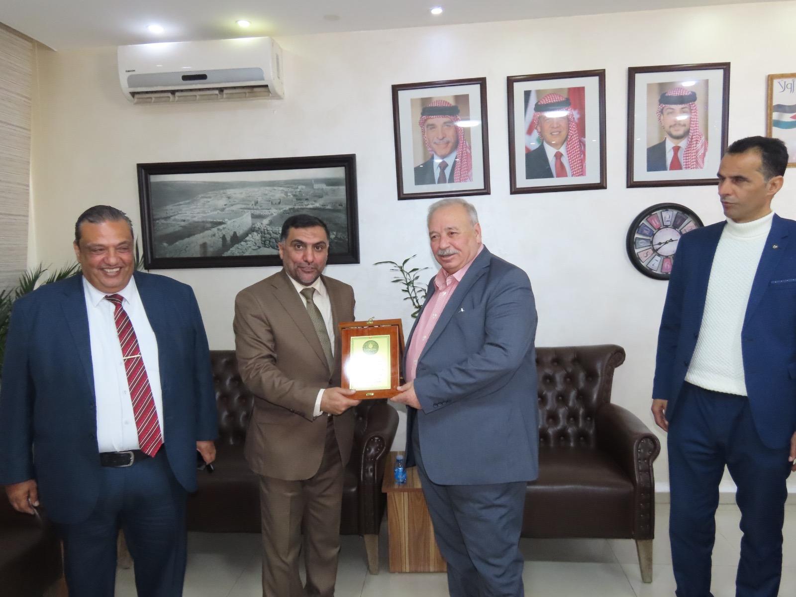 اوقاف مادبا تكرم رئيس لجنة بلدية مادبا الكبرى المهندس هيثم جوينات لجهود في إحياء أجواء رمضان في المدينة .