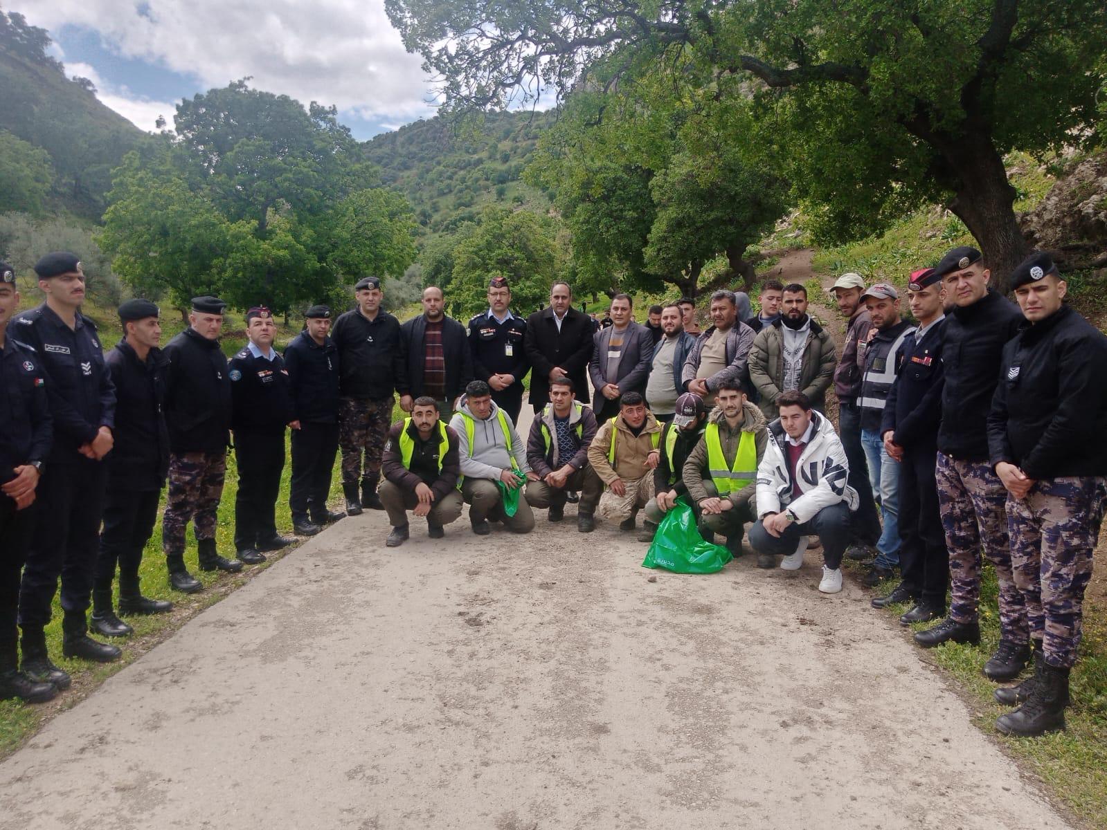 مركز شباب وشابات العيون ينظم حملة تطوعية للنظافة