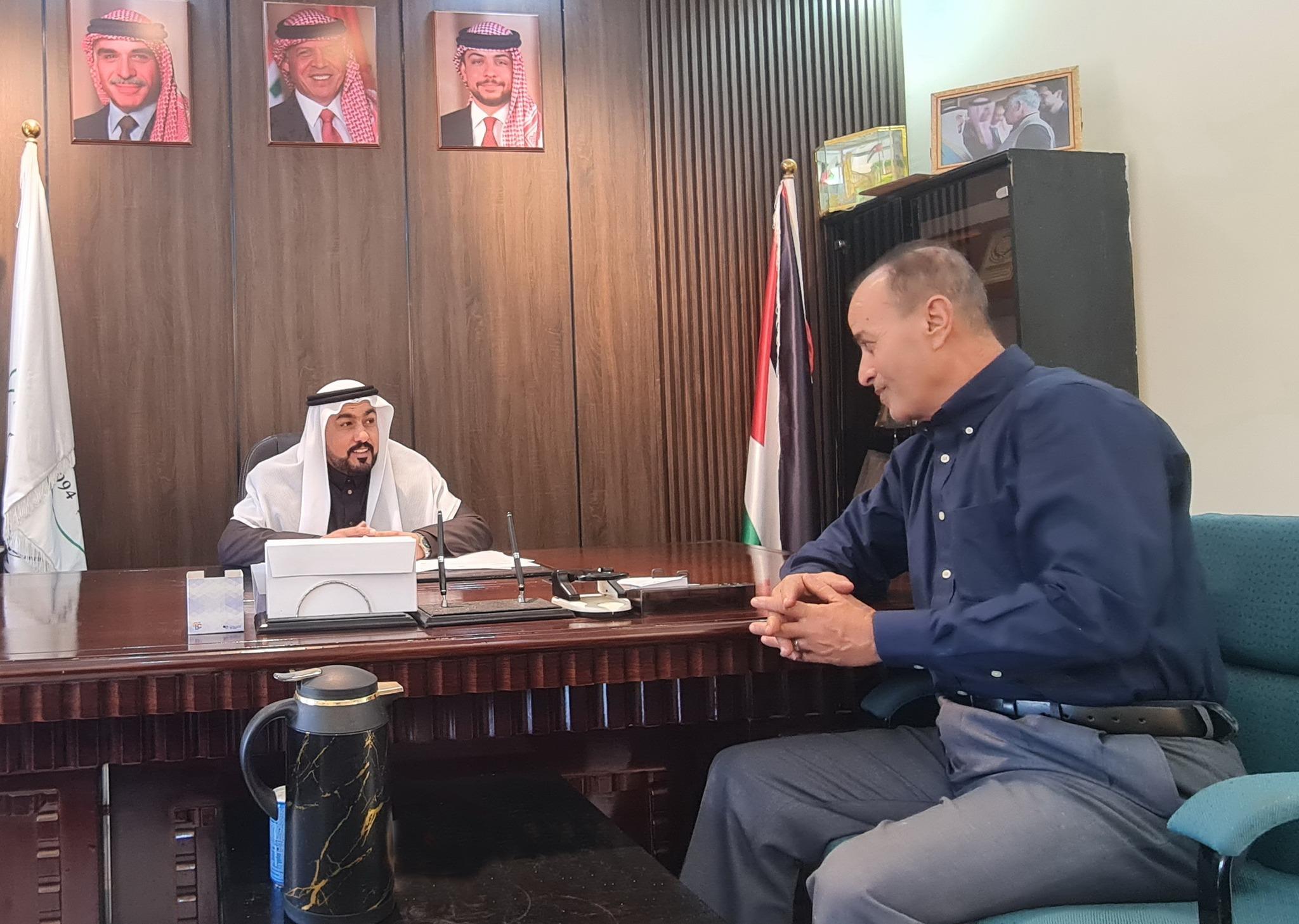 الزميل الصمادي يكتب :من الإغاثة إلى التمكين… معوض المزنه يرسم ملامح نهضة العمل الخيري في العقبة