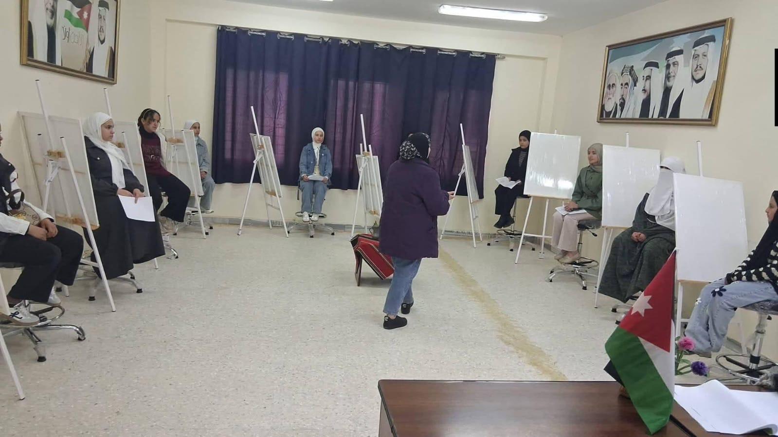 مدير شباب مأدبا يتفقد انطلاق برنامج الرسم في مركز شابات مليح النموذجي