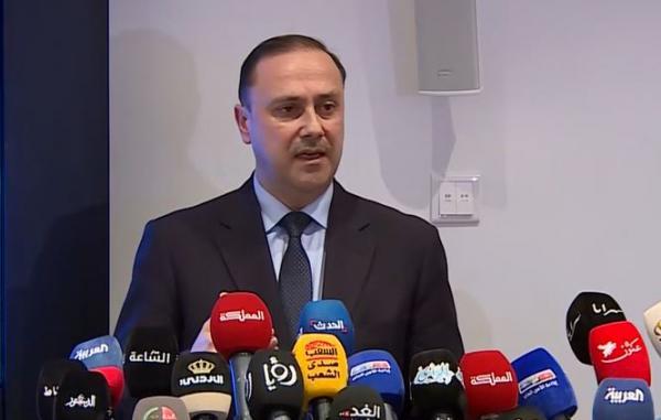 المومني: سلاسل التوريد تعمل والسلع متوفرة والمحروقات تتدفق للأردن