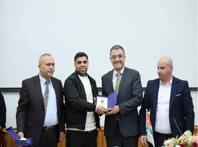 رئيس جامعة عجلون الوطنية يكرّم طلبة كلية تكنولوجيا المعلومات لإنجازهم الوطني في مجالات الروبوتات والتطبيقات الذكية
