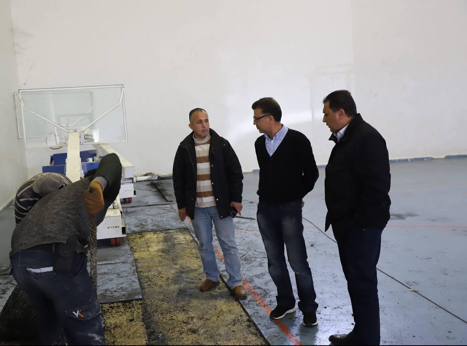 الطوالبة :يتابع أعمال تنفيذ عطاء صيانة الصالة الرياضية في المجمع الرياضي