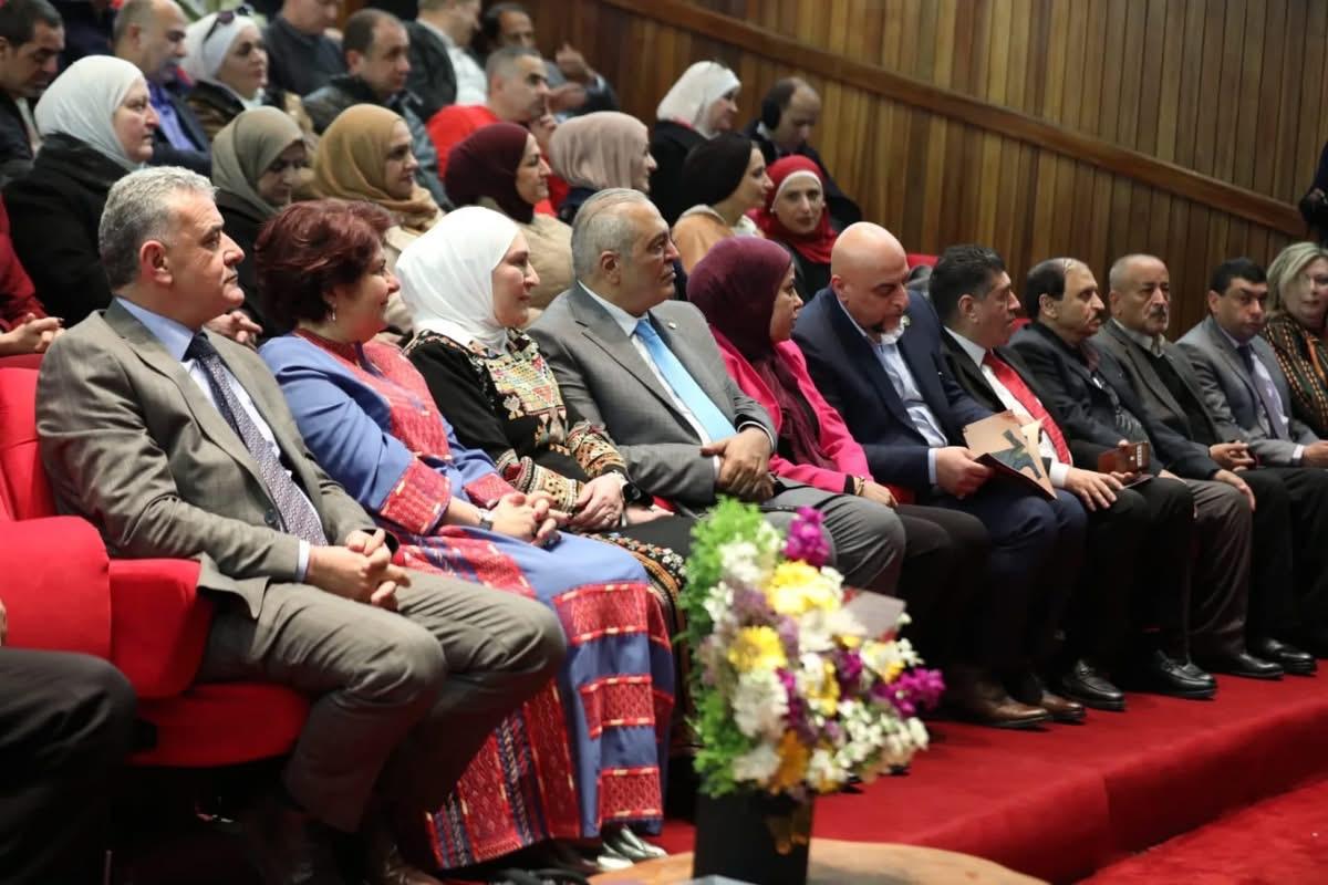 إشهار الثوب الوطني 