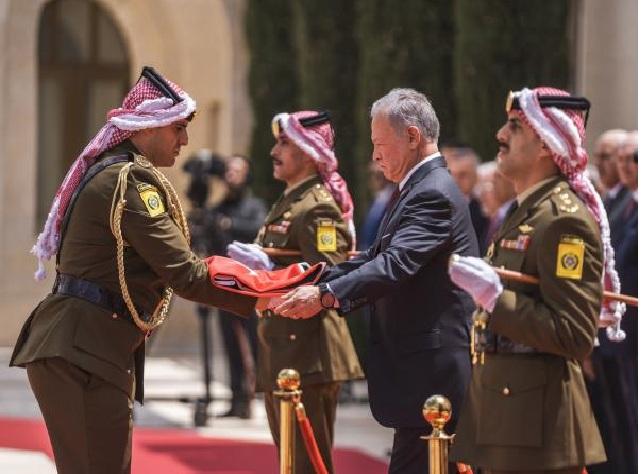 الملك يشهد مراسم رفع العلم في قصر الحسينية