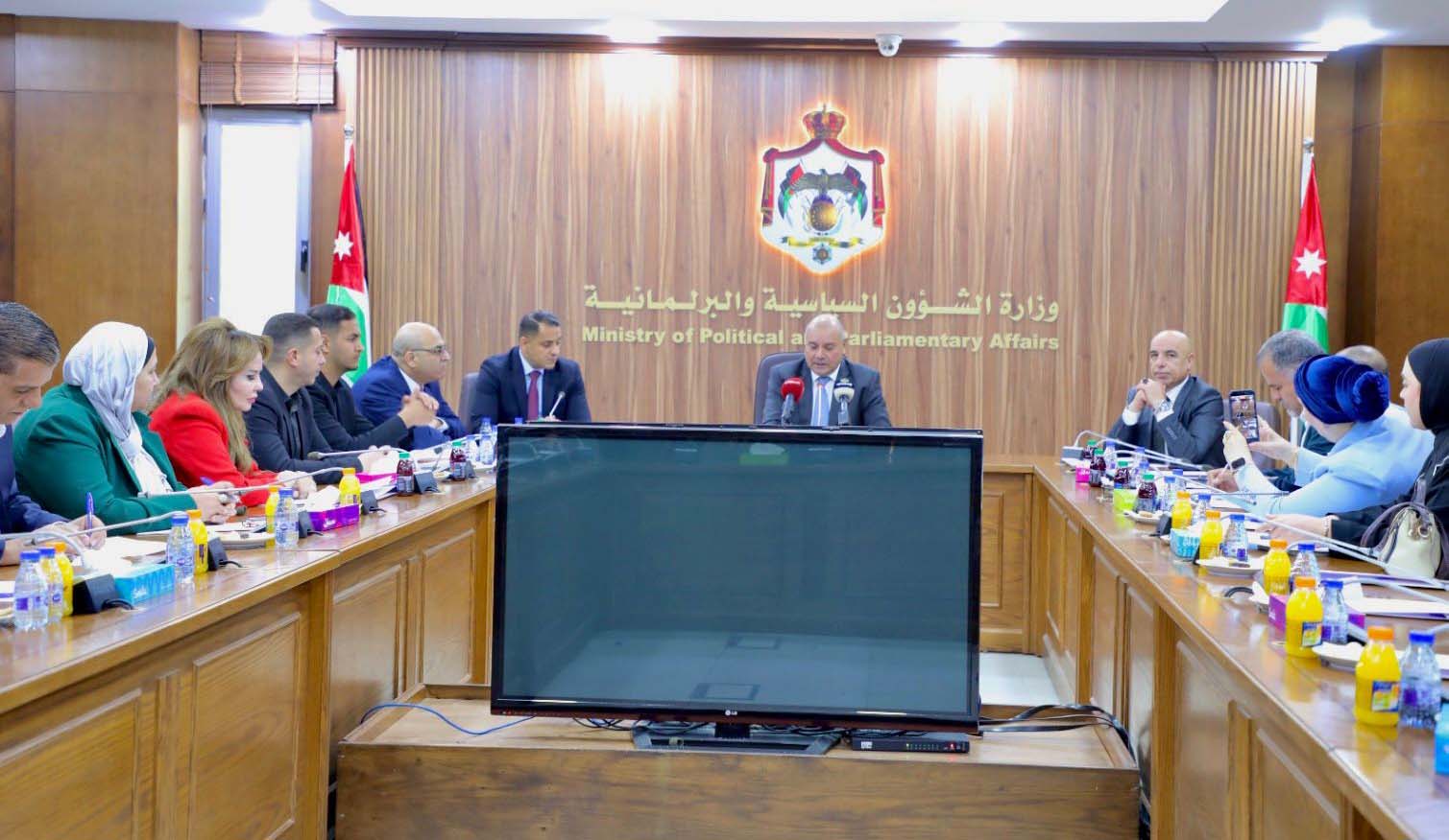 وزير الشؤون السياسية: اندماج 3 أحزاب في حزب 