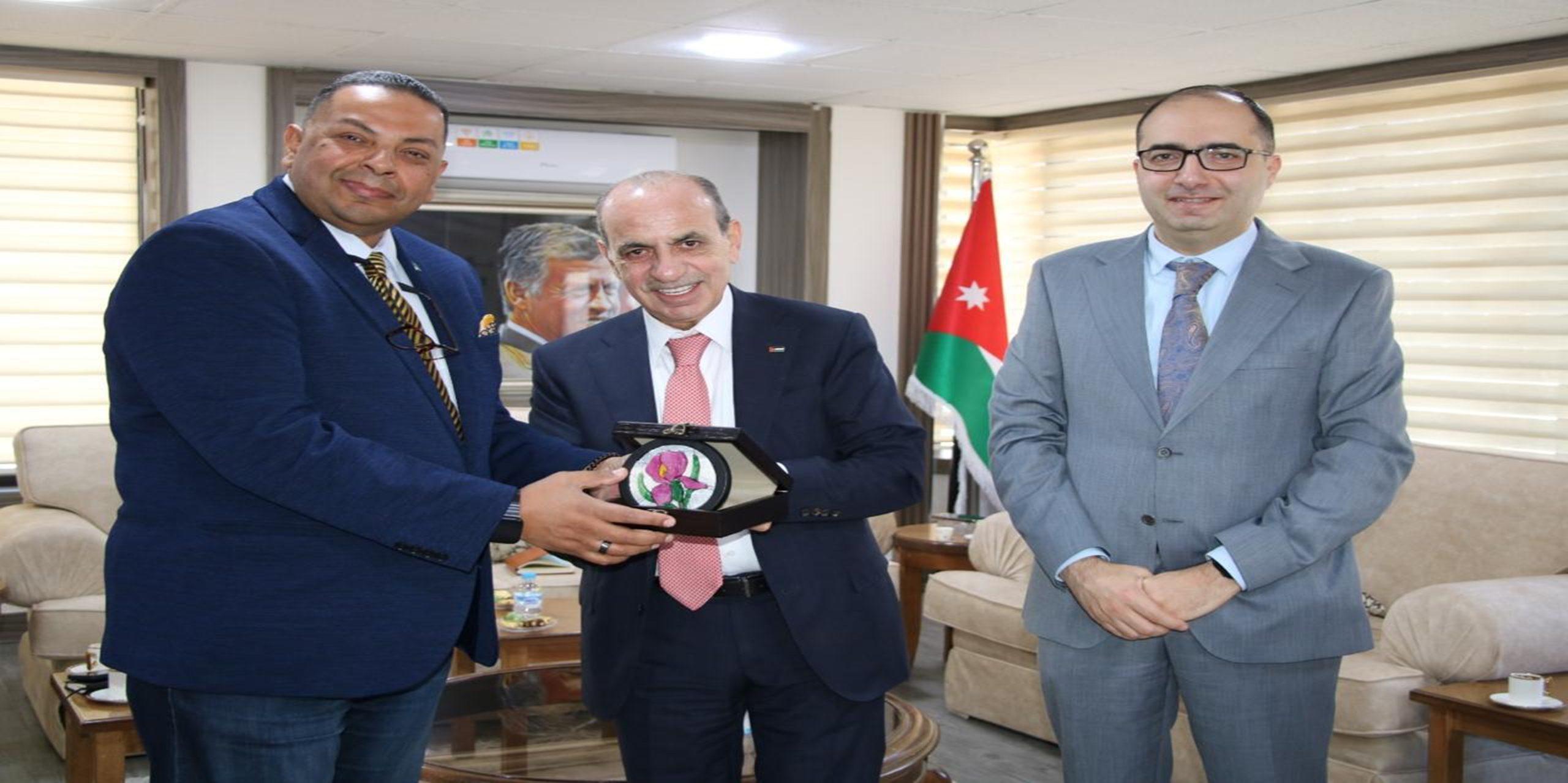 وزير الإدارة المحلية يبحث والمدير الإقليمي لصندوق المناخ الأخضر سبل تعزيز التعاون