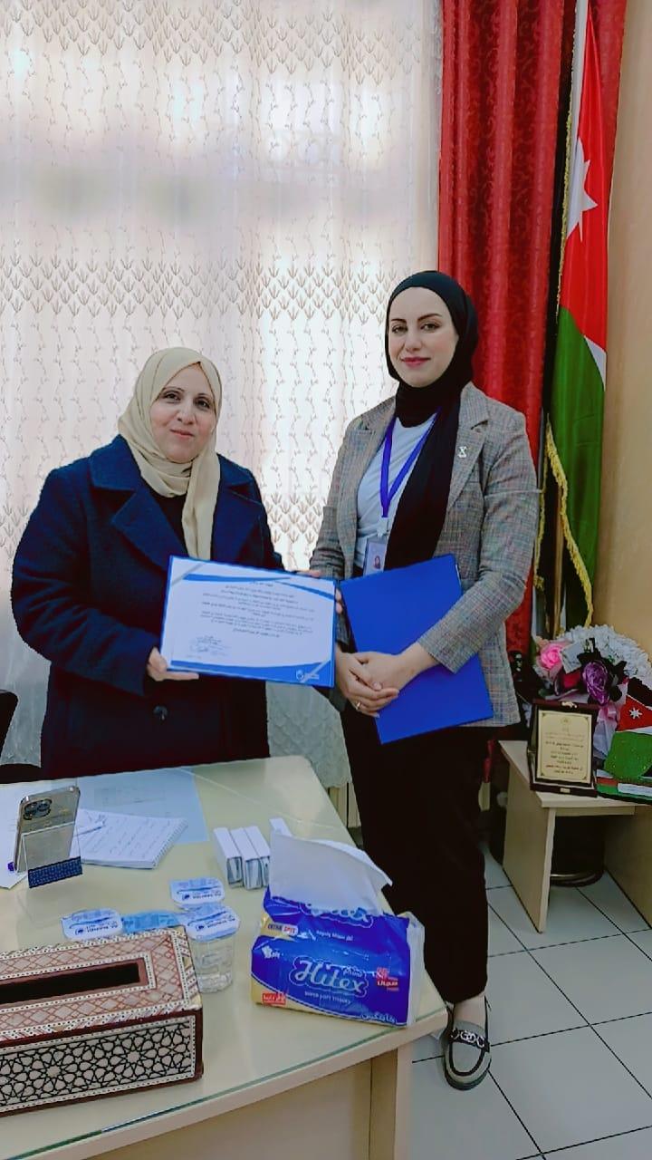 منظمة الإنسانية والإدماج تكرم مديرة مدرسة حطين الأساسية المختلطة