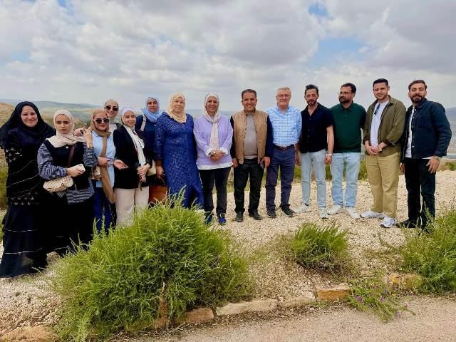 طلبة الإرشاد والتسويق الزراعي في جامعة عجلون الوطنية يلتقون الأميرة بسمة بنت علي خلال زيارة علمية إلى الحديقة النباتية الملكية