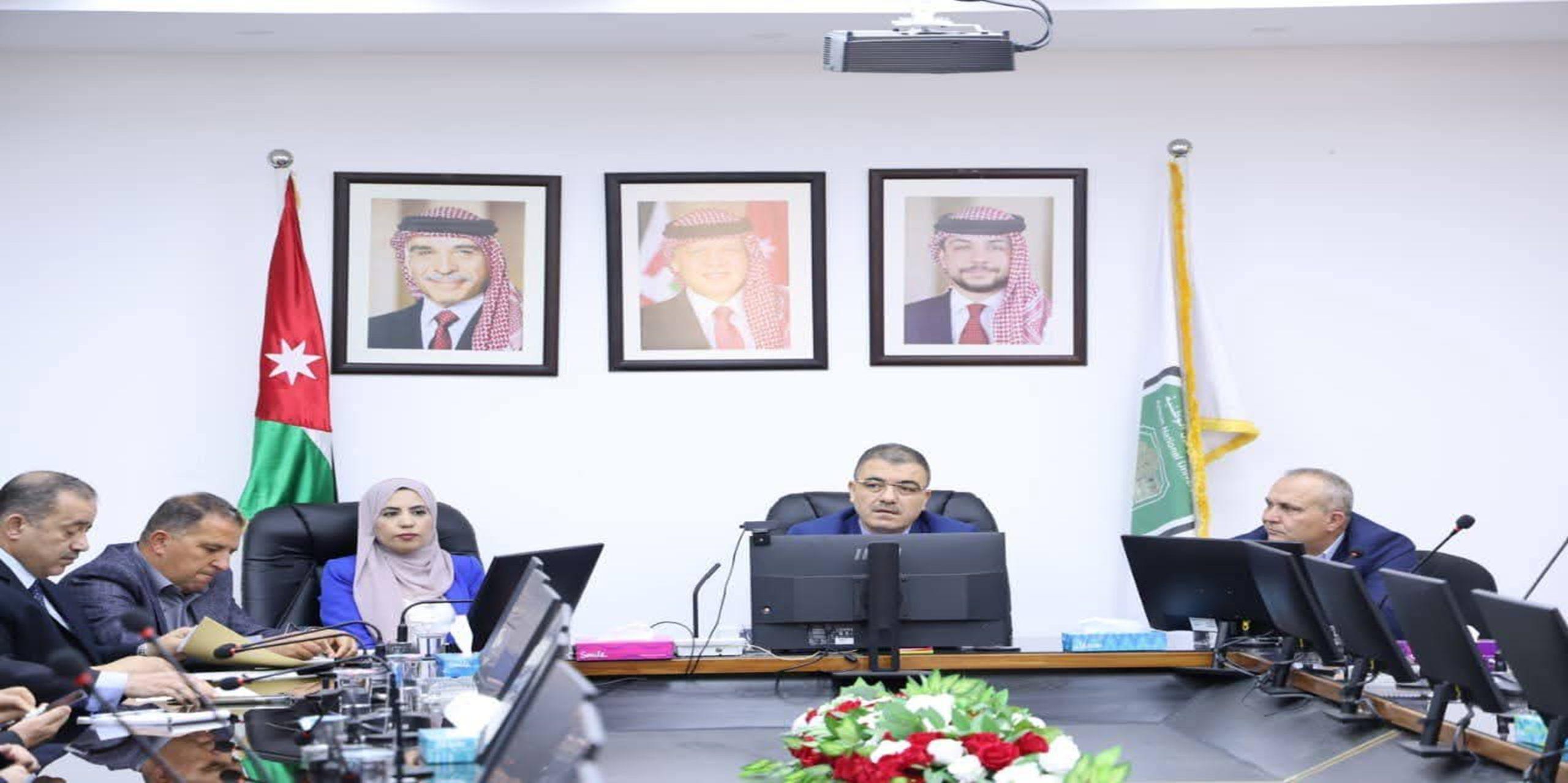 رئيس الجامعة يلتقي عمداء الكليات ورؤساء الأقسام لبحث تطوير العملية الأكاديمية وتعزيز جودة التعليم