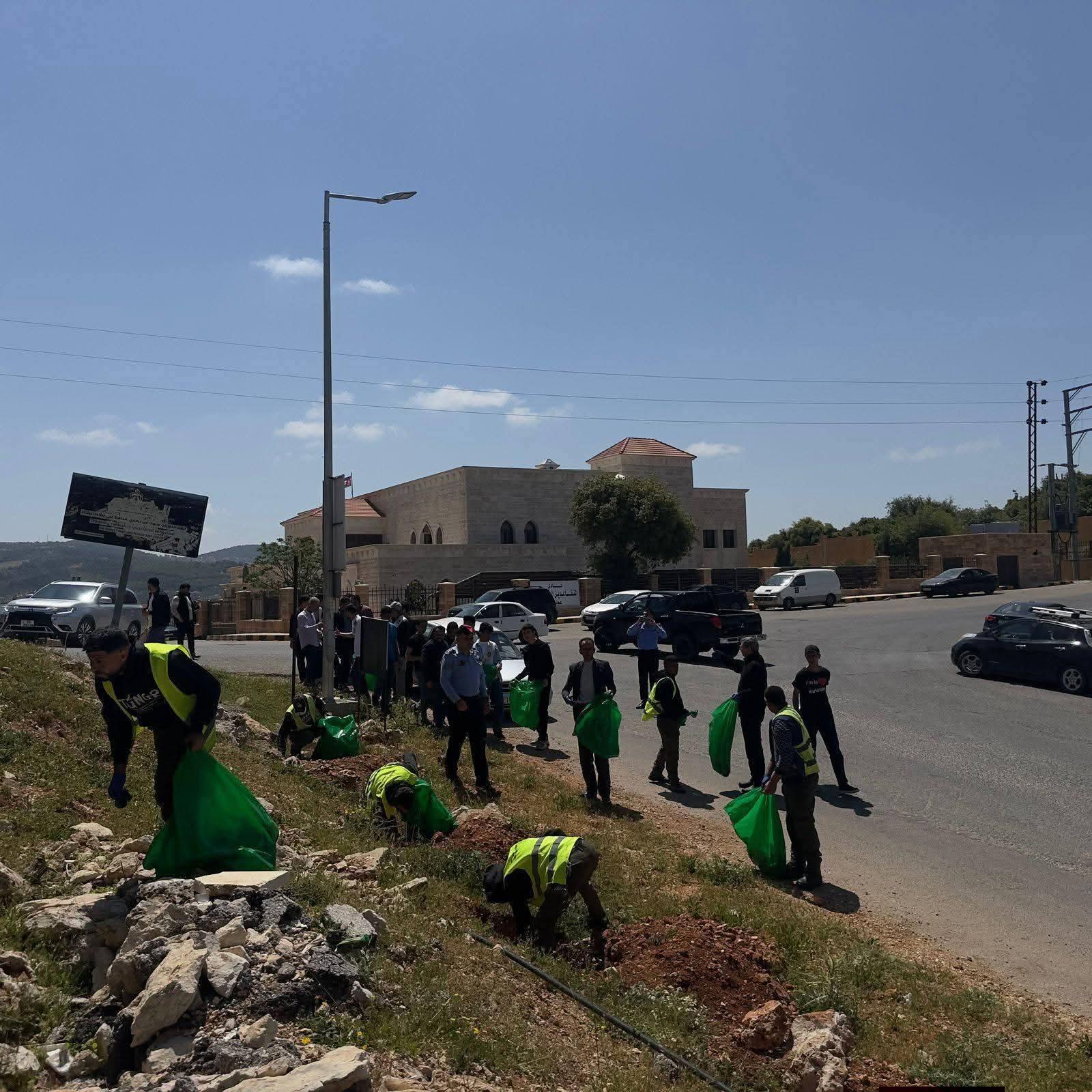 مديرية شباب عجلون تشارك في حملة النظافة العامة في منطقة الصوان