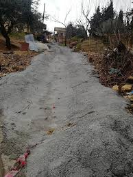 بلدية عجلون الكبرى تباشر تعبيد شارع 