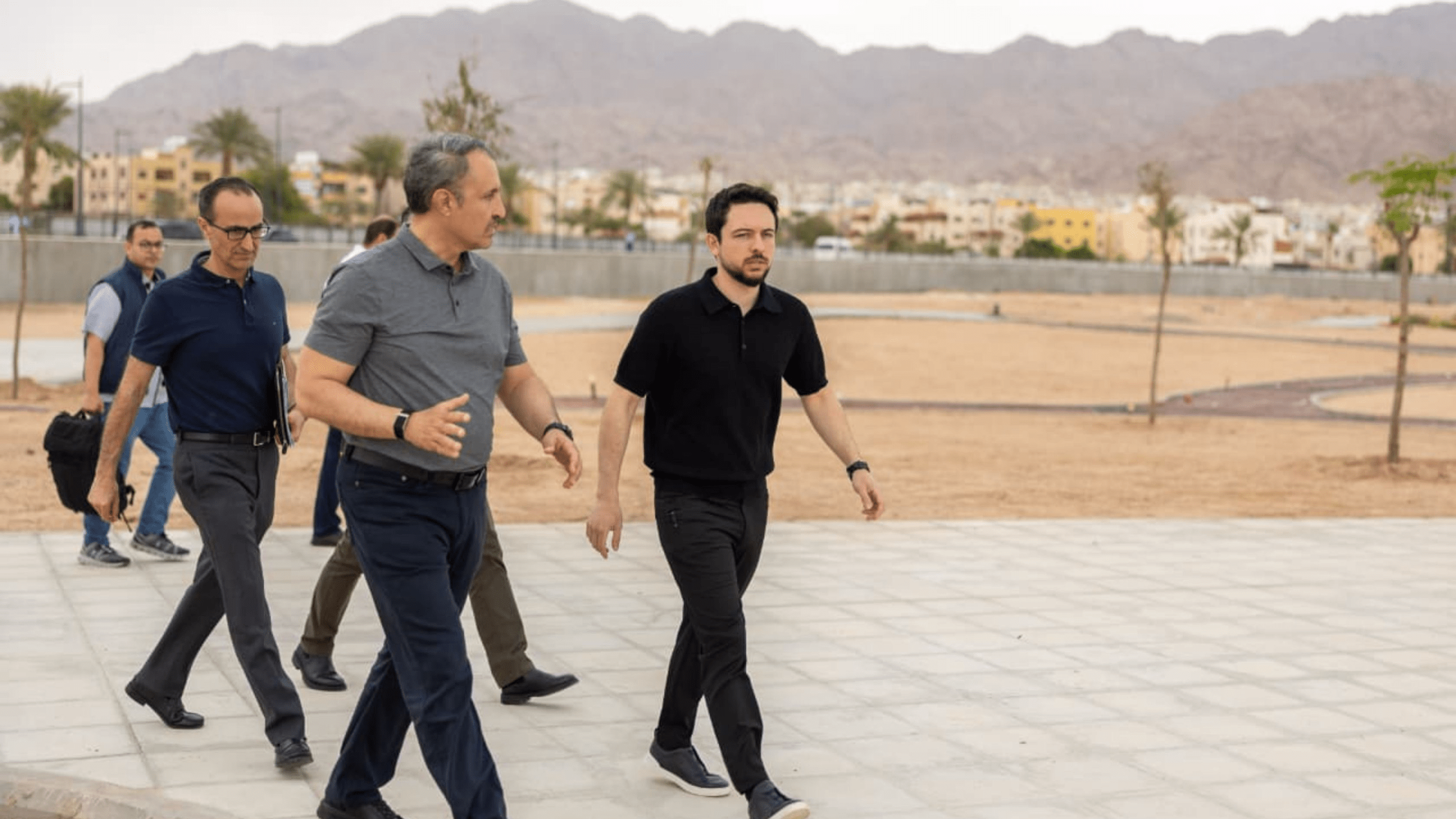 ولي العهد يتفقد مشروعي مضمار سباق السيارات الدولي ومتنزه مدينة العقبة