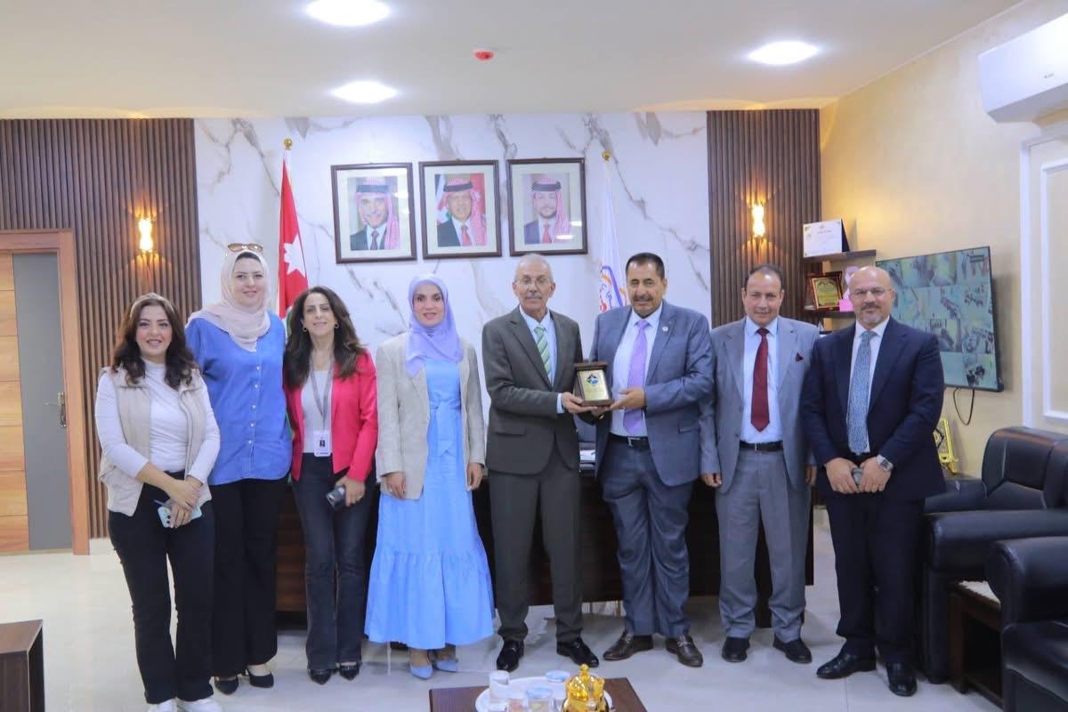 وفد من جامعة جدارا يهنئ العميد المتقاعد رياض الجراح بتوليه رئاسة بلدية بني عبيد