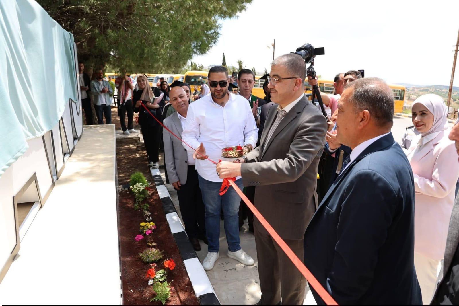 كلية الزراعة في جامعة عجلون الوطنية تُهدي الجامعة مجسم ANU تعزيزًا للهوية البصرية والانتماء الجامعي
