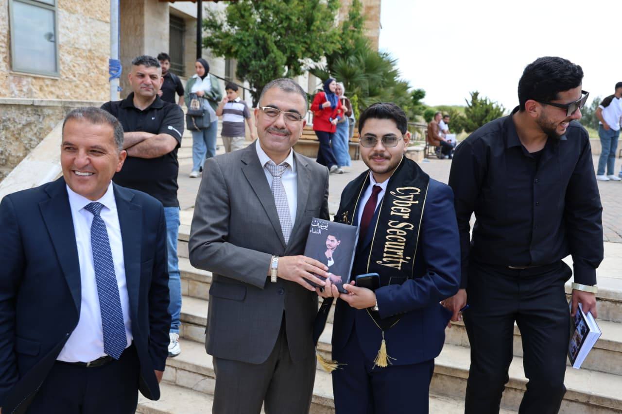 رئيس جامعة عجلون الوطنية يشارك الطلبة فرحتهم في فعالية دفاتر الخريجين