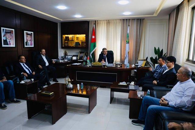 رئيس جامعة عجلون الوطنية يستقبل وفداً من شركة MIDBAR الكورية لبحث التعاون في مجالات الزراعة الذكية والأمن الغذائي